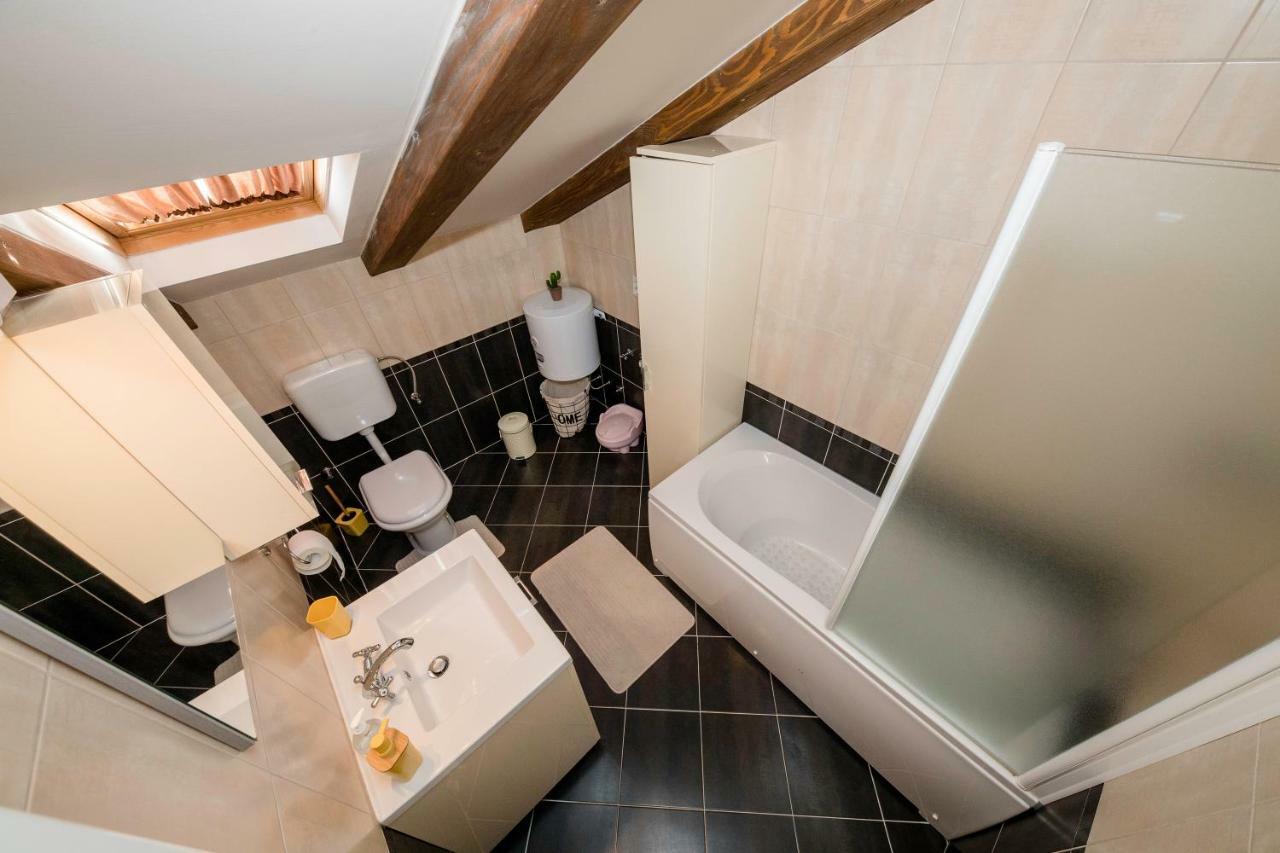 Apartmani Godinic Palit Exterior photo