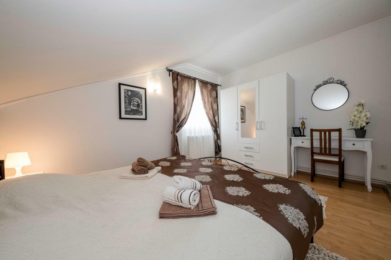 Apartmani Godinic Palit Exterior photo