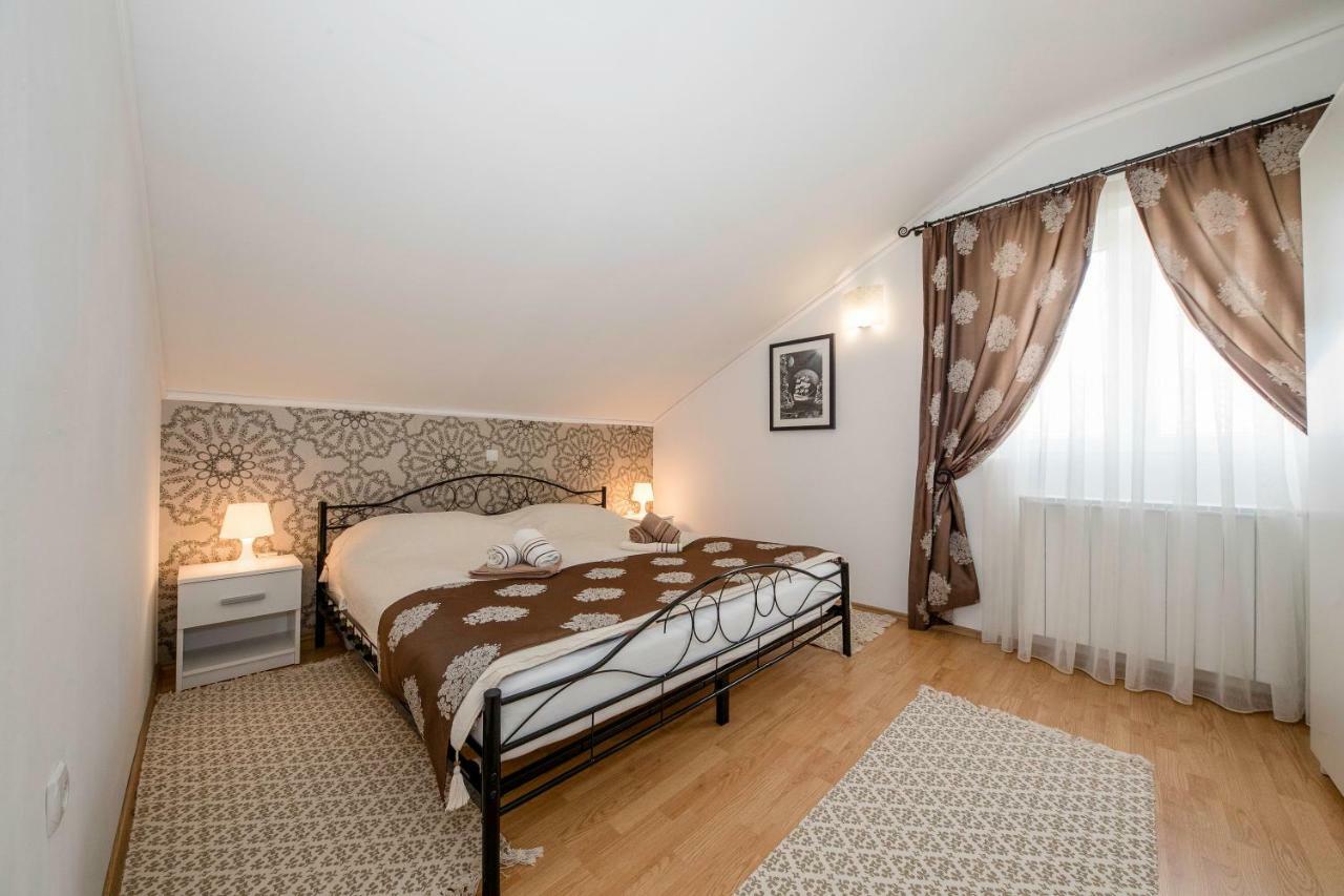 Apartmani Godinic Palit Exterior photo