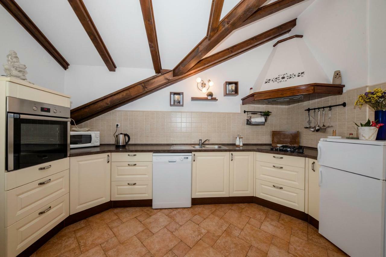 Apartmani Godinic Palit Exterior photo