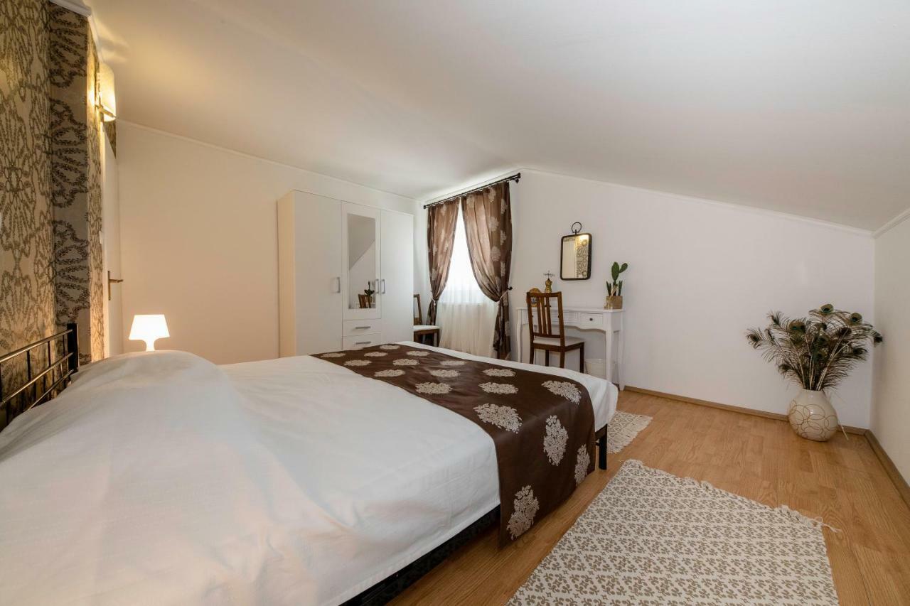 Apartmani Godinic Palit Exterior photo