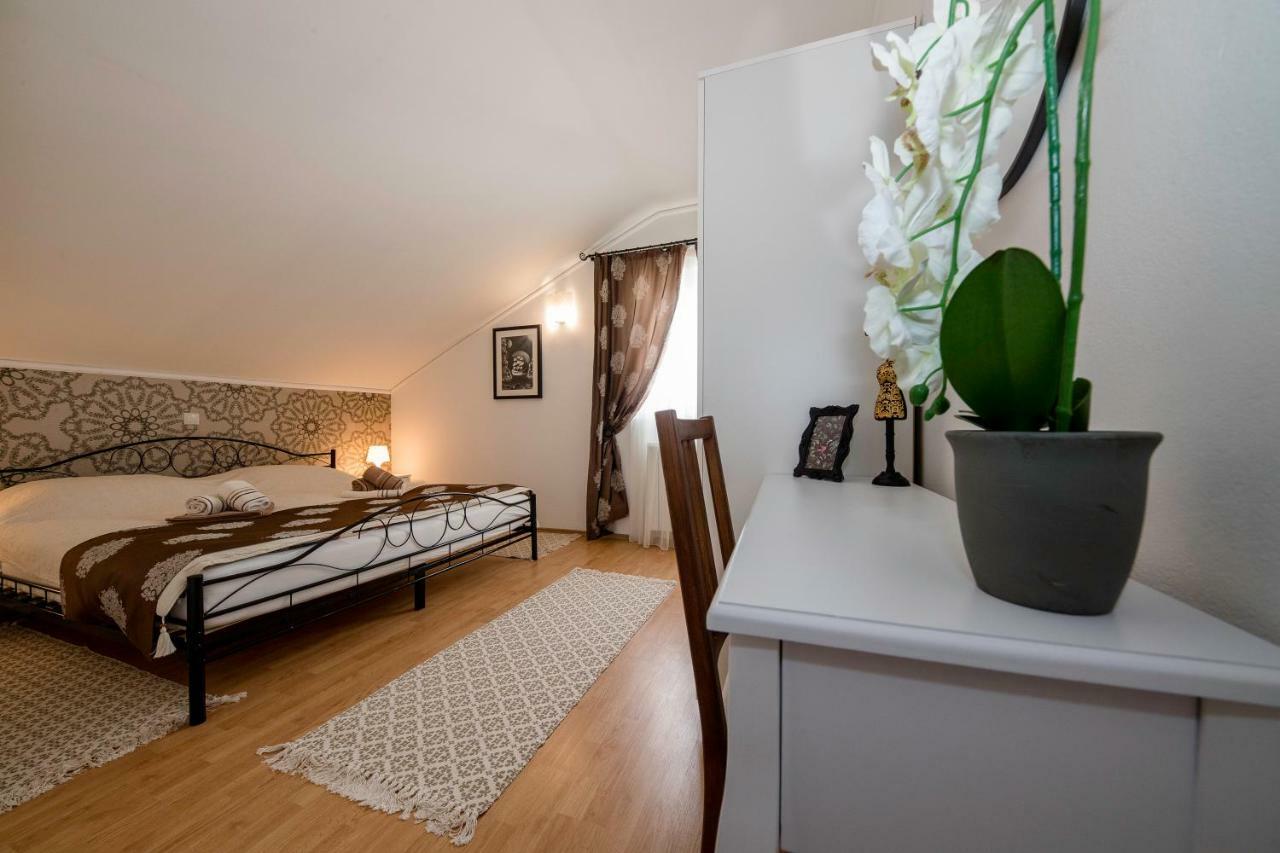 Apartmani Godinic Palit Exterior photo