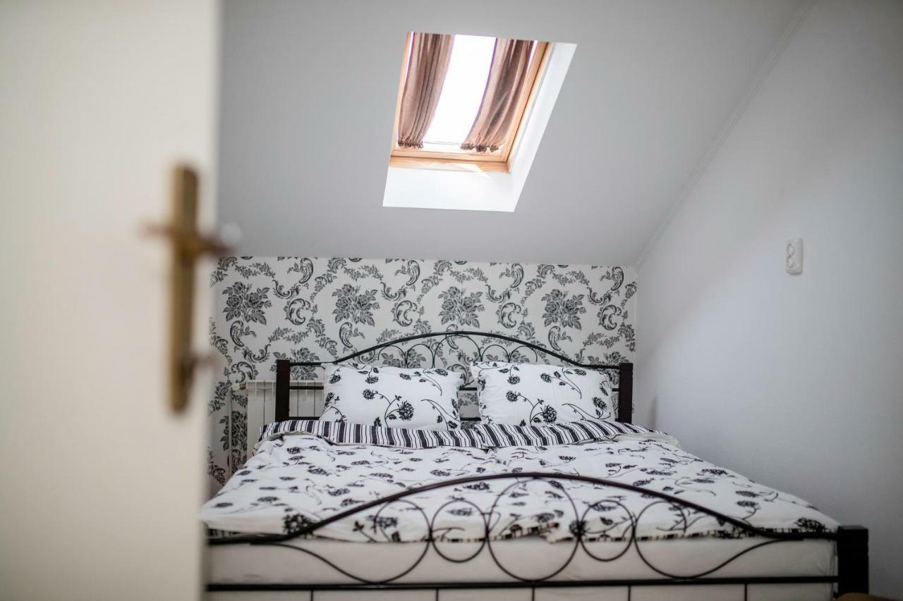 Apartmani Godinic Palit Exterior photo