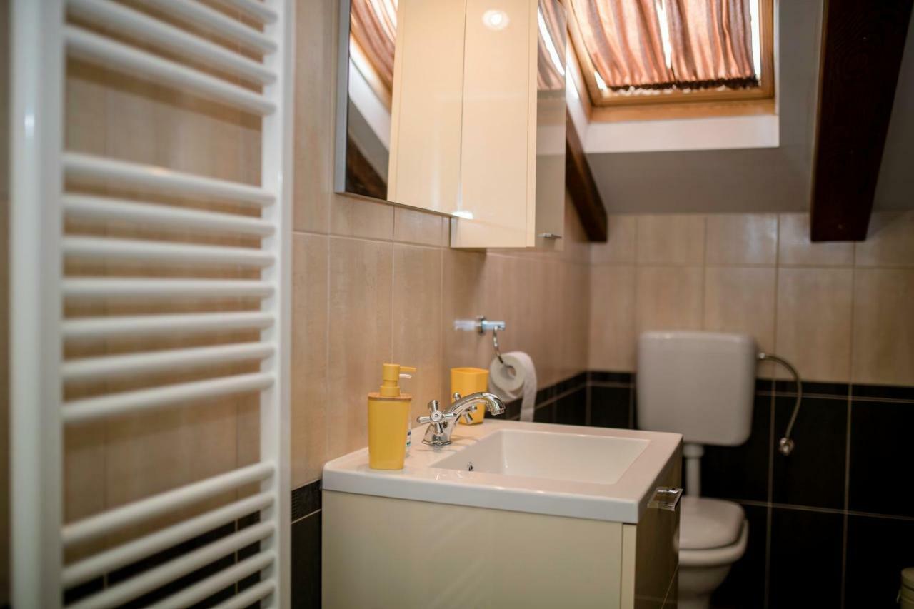 Apartmani Godinic Palit Exterior photo